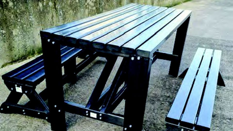 PARK BENCH WITH TABLE