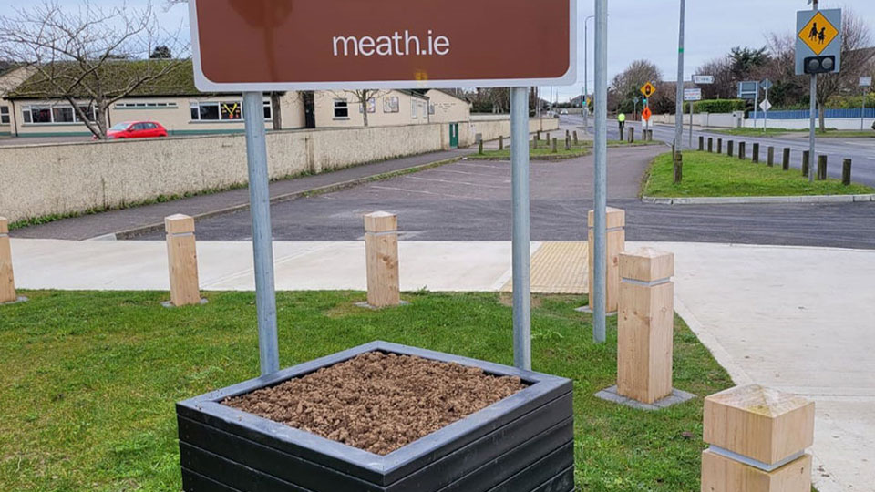 landscape-laytown laytown planter front of sign plastic planter